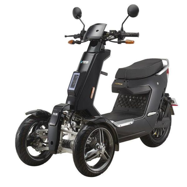 De Move V28 scootmobiel is een strakke, zwarte driewielige elektrische scooter met een modern design. Hij beschikt over twee sturen met achteruitkijkspiegels, een digitaal display en een comfortabele zitting, waardoor hij perfect is voor woon-werkverkeer in de stad.