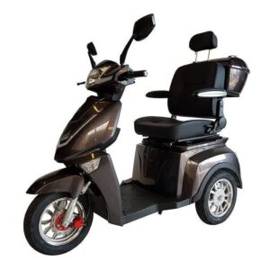 De Move Vigorous T408-3 is een zwarte driewielige elektrische scooter met een gevoerde zitting, rugleuning, opbergvak achterin, twee zijspiegels en een koplamp aan de voorkant. Hij is ontworpen voor verbeterde mobiliteit en comfort.