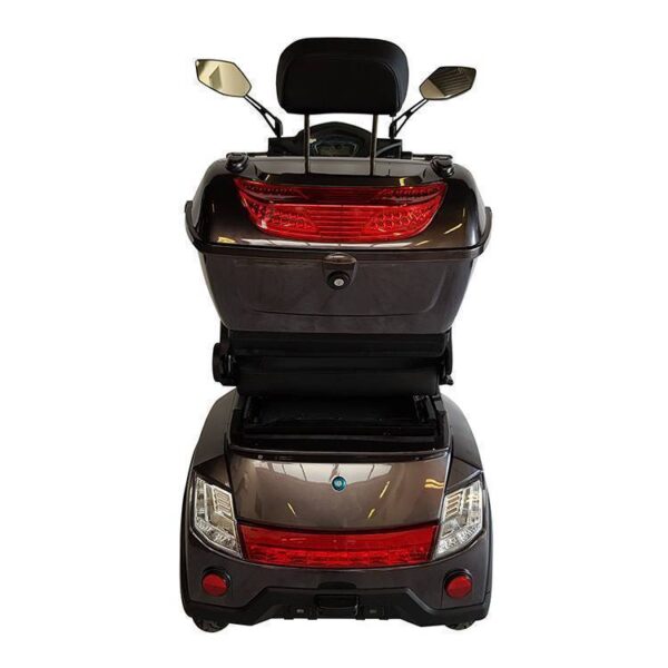 Achteraanzicht van de Move Vigorous T408-3 scootmobiel met een ruim opbergvak met slot, zijspiegels, rood achterlicht en een gewatteerde rugleuning. Dit alles tegen een effen witte achtergrond benadrukt het strakke en moderne ontwerp.