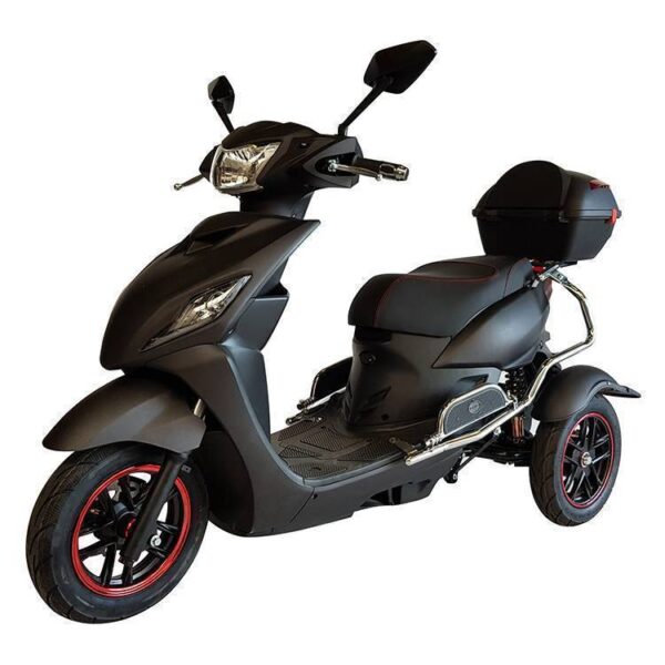 De Driewieler Move Vigorous T415 is een moderne zwarte driewielige scooter met rode accenten, een koplamp, achteruitkijkspiegels en een opbergvak aan de achterkant. Ontworpen voor stabiliteit en comfort, is hij ideaal voor woon-werkverkeer in de stad.