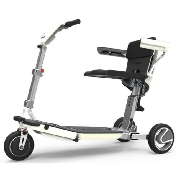 De Move Fold is een compacte, opvouwbare driewielige scooter met een gestroomlijnd design. Hij heeft een comfortabele zitting met armleuningen en een eenvoudig bedieningspaneel op het stuur, voornamelijk verkrijgbaar in wit en zwart.