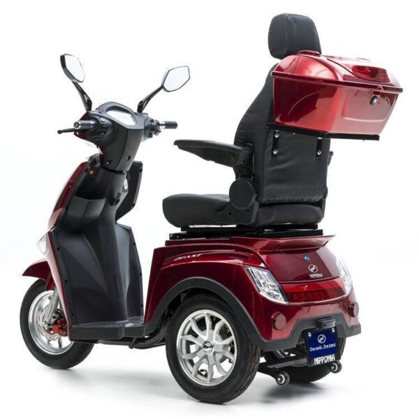 De Nipponia 3 wiel snelle scootmobiel, verkrijgbaar in het rood, biedt een comfortabele verstelbare rugleuning en opbergruimte achterin. Hij is voorzien van achteruitkijkspiegels, zilveren wielen en heeft een strak design. Er is geen rijbewijs nodig om snelheden tot 25 km/u te halen.