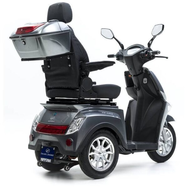 Een grijze Nipponia 3-wiel mobiliteitsscooter, met een hoge rugleuning, opbergvak achterin en dubbele spiegels, wordt getoond vanaf een achterhoek. Ontworpen voor verbeterd comfort en mobiliteit, bereikt het snelheden tot 25 km/u zonder dat er een rijbewijs nodig is.