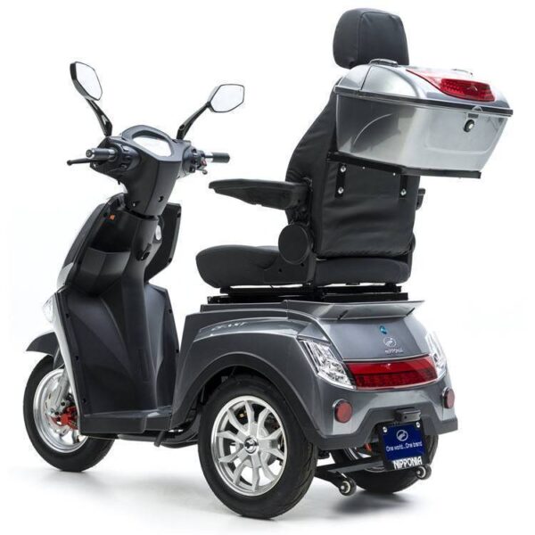 De Nipponia 3 Wiel Snelle Scootmobiel is een strakke, functionele scooter met een comfortabele zitting met rugleuning, drie wielen voor stabiliteit, achteruitkijkspiegels, stuur en een opbergvak aan de achterkant. Hij haalt snelheden tot 25 km/u en vereist geen rijbewijs.