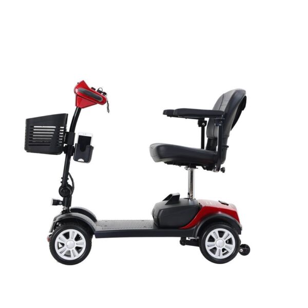 Een zijaanzicht van de Sweetrich Max Sport, een rode en zwarte compacte, opvouwbare 4-wiel scooter met een gevoerde zitting en een voormand. Ontworpen voor toegankelijkheid en gemak, het heeft een stuur met bedieningselementen.