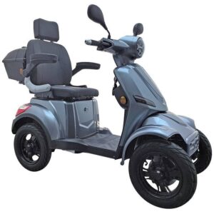 De For Motion On Four 4 wiel scootmobiel is een zilveren driewielige scootmobiel met een gevoerde zitting en armleuningen. Inclusief stuur, spiegels en opbergruimte achterin.