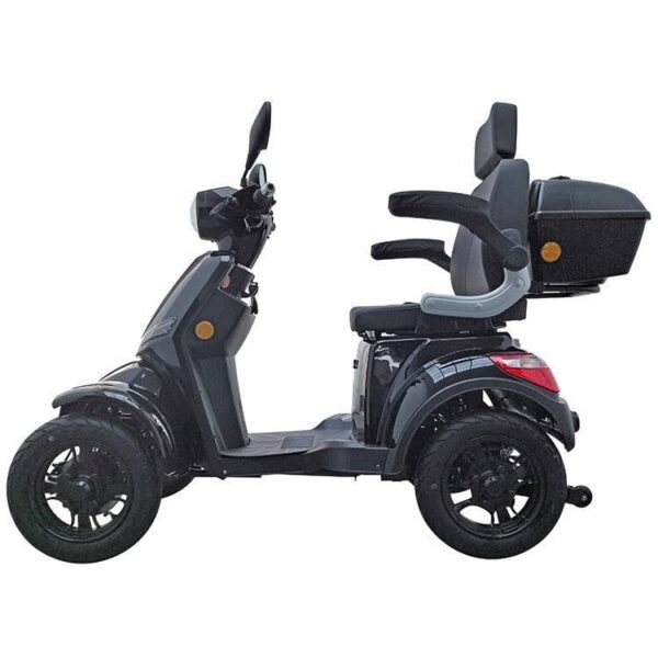 De For Motion On Four scootmobiel met hoge rugleuning, armleuningen, opbergvak achterin en stuurspiegels; zwart met vier wielen, afgebeeld in zijaanzicht op een witte achtergrond.