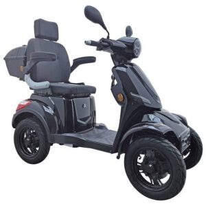 De For Motion On Four 4-wiel scootmobiel is verkrijgbaar in de kleur zwart en beschikt over een comfortabele, gevoerde zitting met armleuningen en rugleuning, opbergruimte achterin, stuur met bedieningselementen en een zijspiegel voor veilig persoonlijk vervoer.