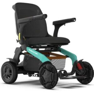 De Robooter E60 PRO is een opvouwbare scootmobiel met een zwart en blauwgroen design, vier robuuste wielen, een zachte zitting met armleuningen en een mandje onder de zitting. Het moderne design verbetert de toegankelijkheid.