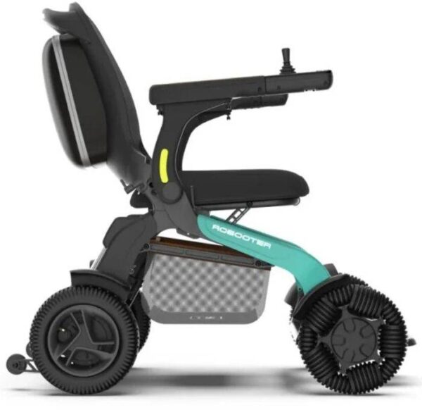 Zijaanzicht van de Robooter E60 PRO, een compacte, opvouwbare elektrische rolstoel in zwart en blauwgroen. Hij heeft grote, getextureerde wielen en een gewatteerde rugleuning, met een strak en modern design dat de mobiliteit en het gemak vergroot.