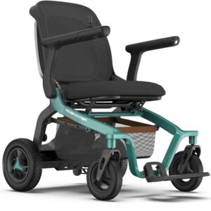 De Iva Robooter E40 Compacte rolstoel Opvouwbaar is een moderne elektrische rolstoel met een strak design, voorzien van een stevig groen frame, zwarte, gevoerde zitting en rugleuning, armleuningen, vier grote wielen voor stabiliteit en een klein opbergmandje onder de zitting.