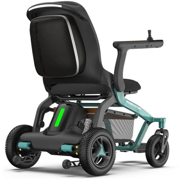 De Iva Robooter E40 Compacte rolstoel Opvouwbaar is een compacte, opvouwbare scooter met een zwarte zitting, stuur, groen frame, vier kleine wielen en een zichtbaar accupakket aan de achterkant voor eenvoudig transport en wendbaarheid.