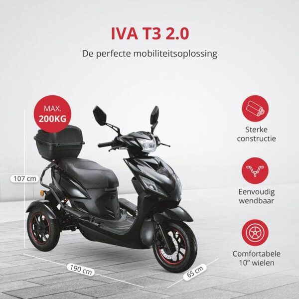 Afbeelding van een zwarte IVA T3 2.0 2-persoons scooter met 3 wielen met specificaties in het Nederlands, met een stevige constructie, gemakkelijke wendbaarheid en comfortabele 10-inch wielen. Maximale capaciteit is 200 kg. Afmetingen: 190 cm lang, 65 cm breed en 107 cm hoog.