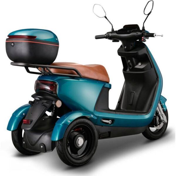 De IVA TR3 2.0 driewiel scootmobiel heeft een modern design, een blauwgroene kleur, een bruine zitting en een zwarte topkoffer aan de achterkant. Hij is voorzien van twee achteruitkijkspiegels en is van achteren schuin te bekijken.