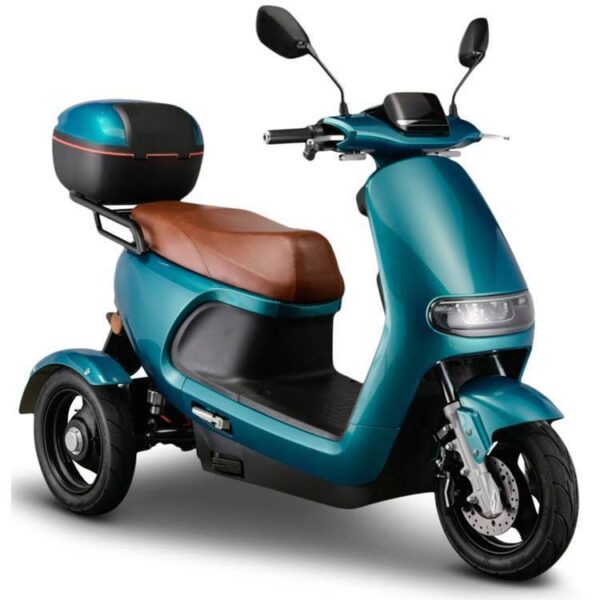 De IVA TR3 2.0 driewiel scootmobiel is een strakke, moderne, blauwgroene elektrische step met een bruine zitting, drie wielen voor stabiliteit, een digitaal display, stuurspiegels en een topkoffer voor opbergruimte.