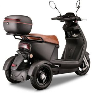 De IVA TR3 2.0 driewiel scootmobiel is een zwarte, driewielige elektrische step met een bruine zitting, opbergruimte achterop, twee achterwielen, dubbele stuurspiegels en een strak, modern design.