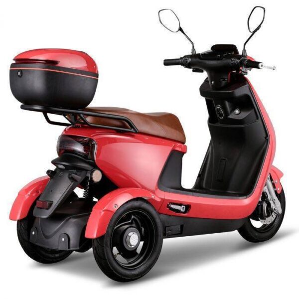 De IVA TR3 2.0 driewiel scootmobiel is een stijlvolle rood-zwarte elektrische step met een bruine zitting, opbergruimte achterop, stabiliteit voor drie wielen, spiegels op het stuur en een minimalistisch design, gepresenteerd tegen een witte achtergrond.