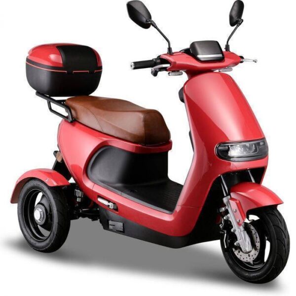 De IVA TR3 2.0 driewiel scootmobiel is een strakke rode elektrische step met twee voorwielen en één achterwiel, voorzien van een bruin lederen zadel, opbergvak aan de achterkant, stuur met spiegels en een digitaal display.