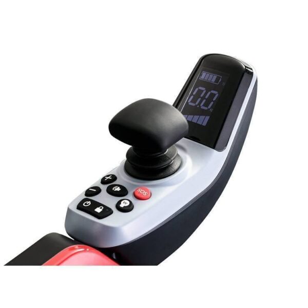 Close-up van het IVA Robooter X40 Elektrische rolstoel inklapbaar joystick bedieningspaneel met een display met 0.0, knoppen voor power, verhogen, verlagen en een rode SOS-knop. De joystick is uitgevoerd in een modern, strak design.