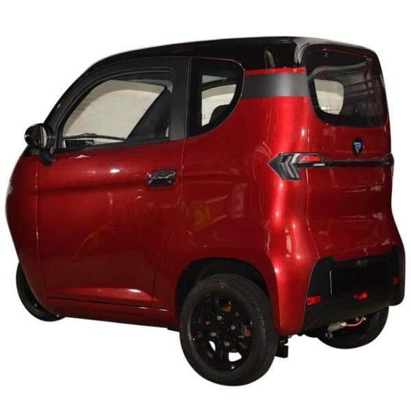 Een compacte rode microcar, de MOVE e3 luxe heeft een zwart dak, gezien vanaf de achterkant. Dit strakke ontwerp heeft drie kleine wielen en getinte ramen, en functioneert als een overdekte scootmobiel zonder dat je een rijbewijs nodig hebt!.