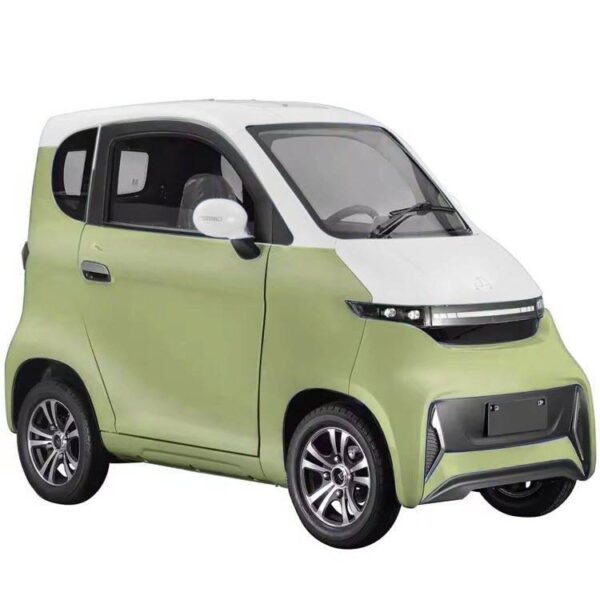 De MOVE E4 scootmobiel auto, een compact vierwielig voertuig, heeft een moderne groene en witte carrosserie met strakke, futuristische designelementen. Hij heeft zwart getinte ramen en een minimalistische grille aan de voorkant, die schuin staat om het stijlvolle zijprofiel te benadrukken. Geen rijbewijs vereist!.